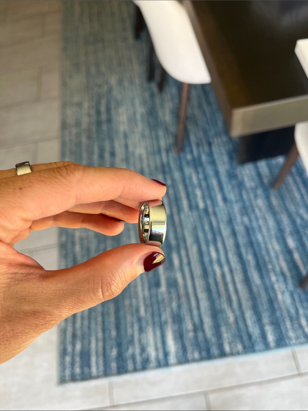 Oura Ring 4 with charger and box - Picture 7 of 7
